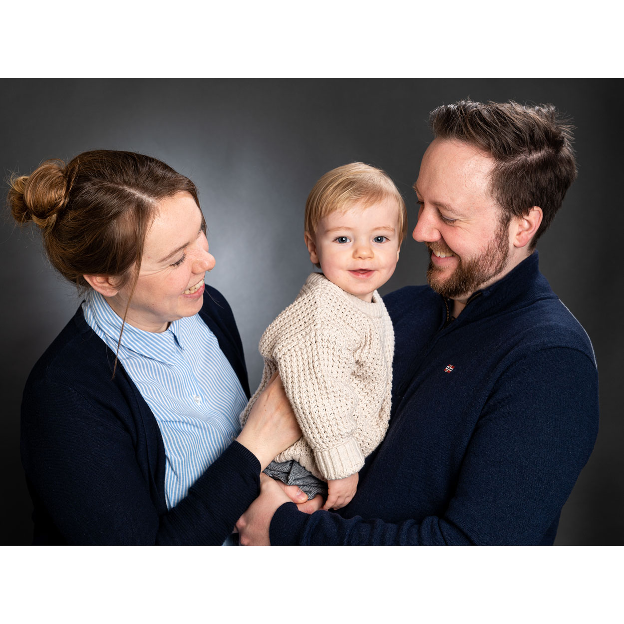 neuesleben_kleinkind_kinder_erstergeburtstag_baby_eltern_familie_babypass_fotostudio_schleswig_22047-043.png